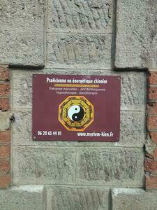 Myriem Hien  Saint-Étienne, Praticien de médecine alternative